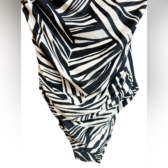 Emerald Bay Black & White Stripe One Piece Swimsuit Size 14 NWT - Picture 4 of 10